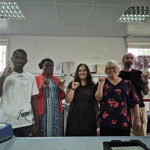 Im Labor Foto von fünf Personen im Labor. Sie lächeln freundlich in die Kamera.