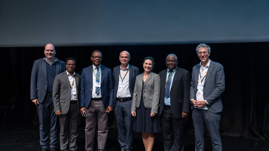 Panel discussion ‘New Technologies in Tropical Medicine’ with the directors of six tropical institutes Group photo with six tropical institute directors plus moderator