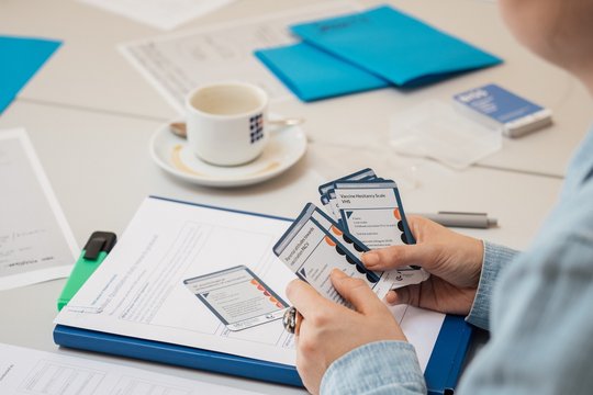 Ein Kartenspiel für BCI-Instrumente Hände, die Karten halten