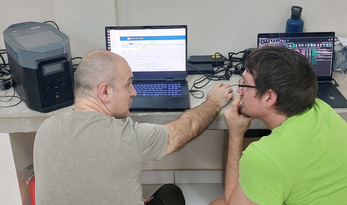 Metagenomische und metatranskriptomische Verfahren Das Foto zeigt zwei Forscher vor einem Laptop diskutieren.