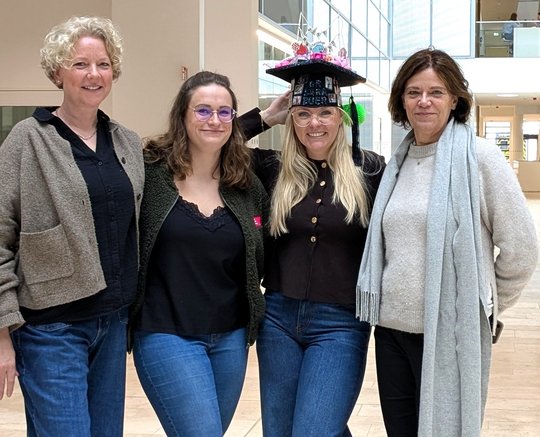 Lara Buer with members of the Lottergroup In this photo, Lara Buer is pictured with her two colleagues, Claudia Marggraff and Charlotte Hansen, and her advisor, Hanna Lotter, from the Bernhard Nocht Institute in Hamburg, standing together in the lobby of the University of Lübeck. They are all celebrating Lara’s successful defense of her dissertation and smiling for the camera.