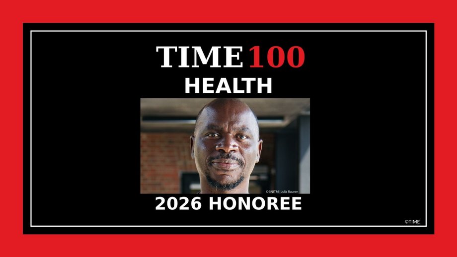 Prof. Dr. Ghyslain Mombo-Ngoma Schwarz-weiß-roter TIME-Grafikrahmen mit Prof. Dr. Ghyslain Mombo-Ngoma in der Mitte