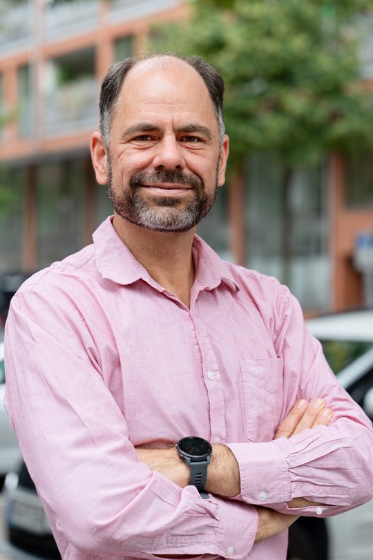 Prof. Dr. Thomas Otto Prof. Dr. Thomas Otto: ein freundlich blickender erfahrener Forscher mit Bart und rosa Hemd