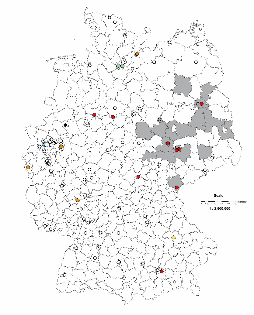 Deutschlandkarte mit der geografischen Verteilung von Blutspendeeinrichtungen mit oder ohne Verdacht auf West-Nil-Virus-positive Blutspenden in Wohnbezirken, Deutschland, 2019–2023 (n = 77)